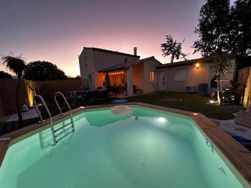 une piscine dans l'arrière-cour d'une maison dans l'établissement Villa famille 4 chambres, à Chandolas