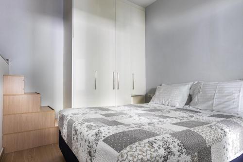 um quarto com uma cama em preto e branco e armários brancos em Twin Lofts Πολυχάρους, a KalamataStay Property em Kalamata