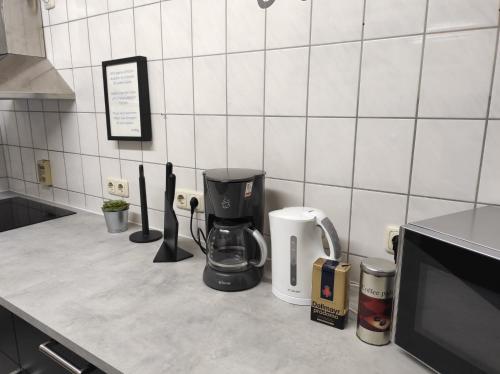 eine Kaffeemaschine auf der Theke in einer Küche in der Unterkunft MY HOME 4 person apart in Chemnitz