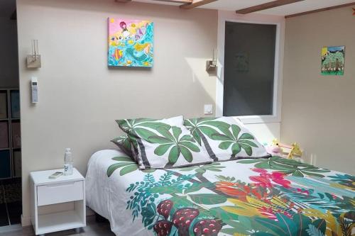 a bedroom with a bed with a painting on the wall at Magnifique maison d'architecte Bordeaux Mérignac in Mérignac