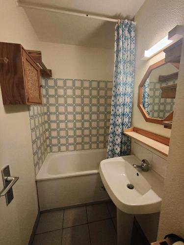 une salle de bain avec un lavabo et une baignoire et un lavabo dans l'établissement Résidence Parc Et Avenue Dominica - 2 pièces au rez-de-chaussée à LE BARCARES - CAP COUDALERE MAE-8324, au Barcarès