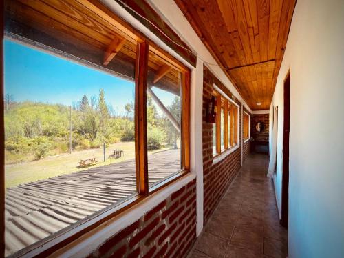 エル・ボルソンにあるHostal del ríoの大窓のある家の出口