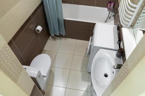 un piccolo bagno con servizi igienici e lavandino di Apartment on Virmenska, One Bedroom a Lviv