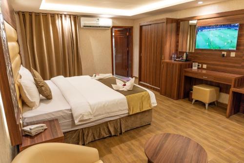 Una televisión o centro de entretenimiento en Sahary Al Ula Resort