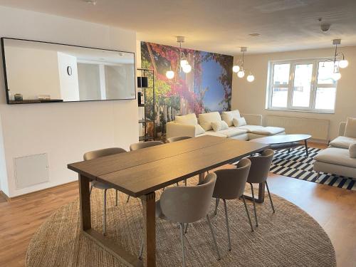 sala de estar con mesa de madera y sillas en MY HOME 4 person apart en Chemnitz