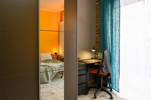 een kamer met een bureau en een slaapkamer met een bed bij Industrial Kato in Katowice