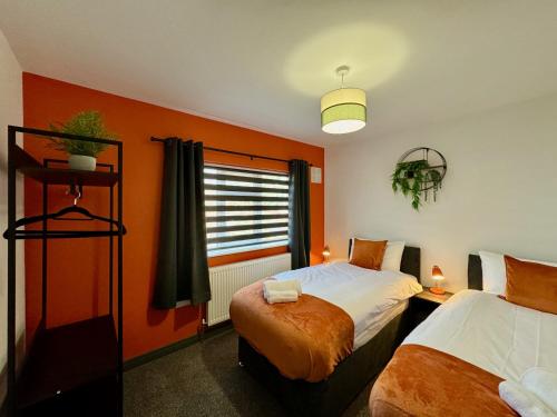 1 Schlafzimmer mit 2 Betten und einem Fenster in der Unterkunft Sandringham House - Great for Contractors or Family Holidays in Cleethorpes