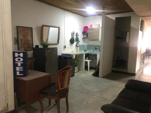 uma sala de estar com uma secretária, uma cadeira e um espelho em QUÉDATE CON NOSOTROS EN EL QUINDÍO em Armênia