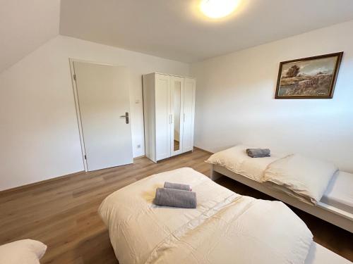 a bedroom with two beds in a room at JAVU Restaurant & FeWo in Iserlohn