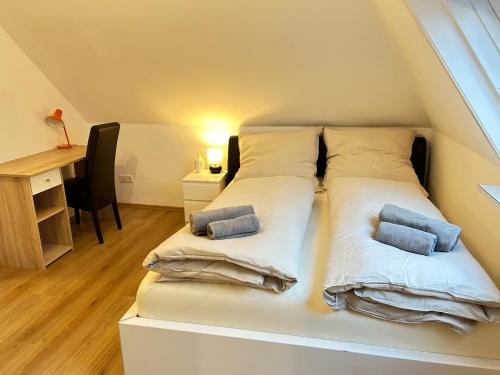 two beds in a small room with a desk at Zentrale Wohnung I 5G Internet I Netflix I in Iserlohn