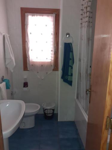 Koupelna v ubytování Apartamento Santa Pola, en Playa del Tamarit con piscina.