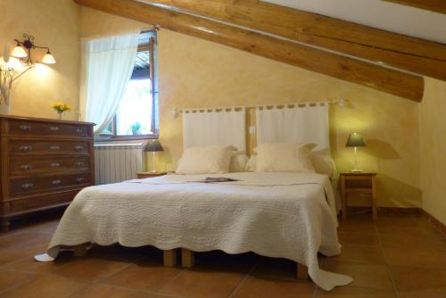 加爾的聖讓的住宿－La Clède de Monéry，卧室配有一张白色大床