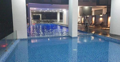 a large swimming pool in a building with a large at Condotel810byWVtowers1&2 in Iloilo City