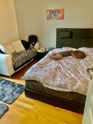 1 dormitorio con 1 cama y 1 sofá en Centralt i Malmö, en Malmö