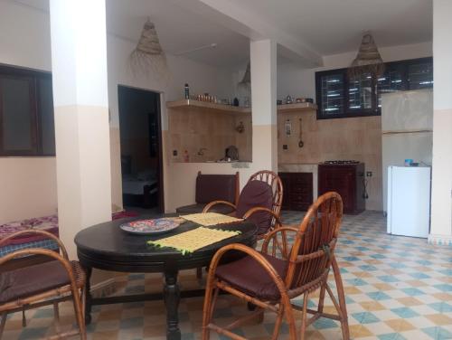 een keuken en eetkamer met een tafel en stoelen bij villa for sea and sun at Immiouadar Agadir in Agadir