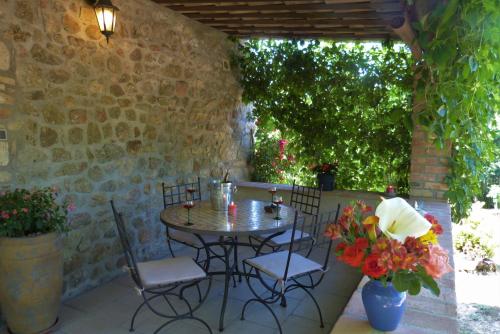 加爾的聖讓的住宿－La Clède de Monéry，庭院配有桌椅和鲜花