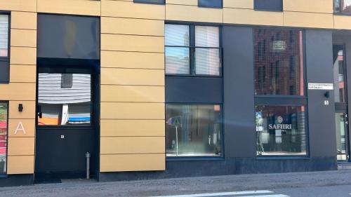 una fachada de un edificio con ventanas y una puerta en Entire Apartment Near Helsinki Airport en Vantaa