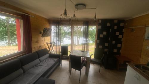 sala de estar con sofá y mesa en KANAAN Ośrodek Wczasowy, en Miastko