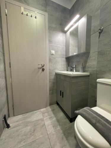 een badkamer met een toilet en een wastafel bij Boutique At Historic Centrum 2 in Ioannina