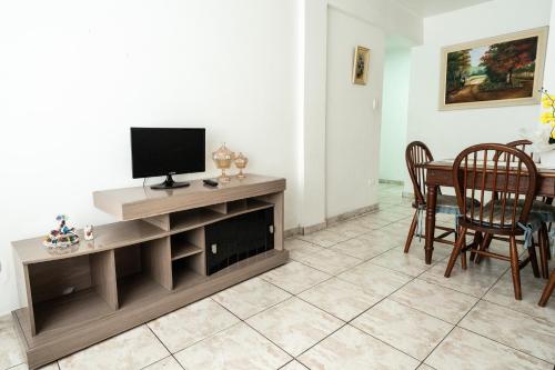 Et tv og/eller underholdning på Boqueirão Praia Mar - 2 dormits - Espaçoso e ideal para famílias - WI FI - 250m da praia - Estacionamento Gratuito até 8 hóspedes - na avenida do comércio principal de Praia Grande