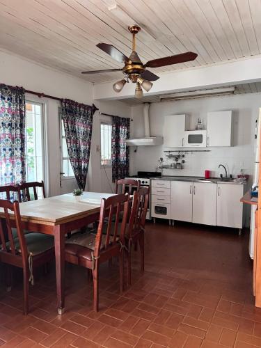 a kitchen and dining room with a table and chairs at La casa de Ana in Alberti