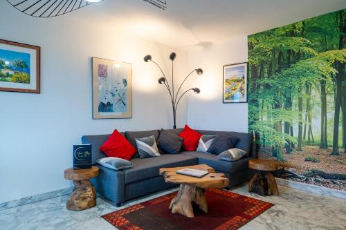 uma sala de estar com um sofá e uma mesa em Magnifique 2 pièces vue mer - Parking Proche plage em Saint-Laurent-du-Var