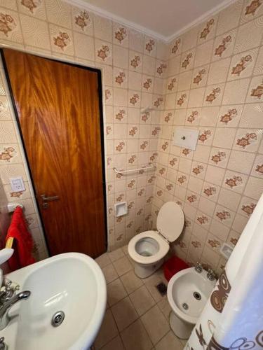 Un baño con inodoro, bidé y lavabo. en Hermoso y amplio departamento, en Buenos Aires
