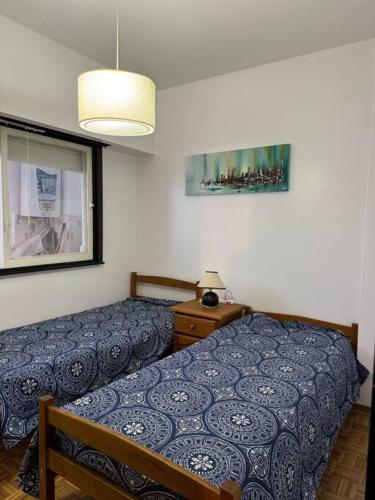 Un dormitorio con una cama y una lámpara y una ventana. en Hermoso y amplio departamento, en Buenos Aires