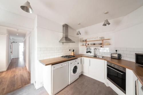 Dapur atau dapur kecil di Argyle Apart Hotel