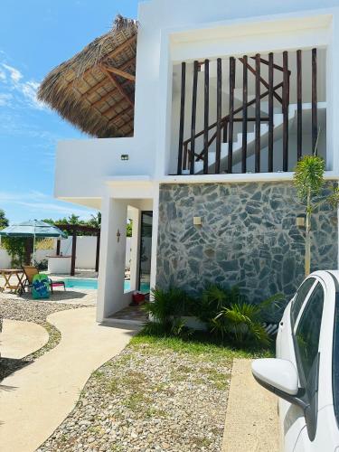 Playa Agua BlancaにあるWelcome to Casa Palma.のスイミングプールを望むヴィラ