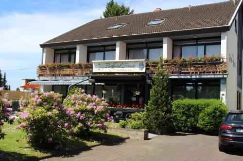 un edificio con flores delante en Parkhotel Framke, en Ehlscheid