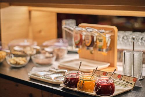 een aanrecht met potten voedsel op tafel bij Landhotel Berghof in Bad Hindelang