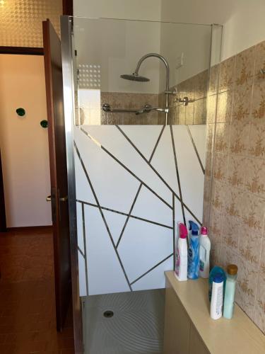 La salle de bains est pourvue d'une douche avec une porte en verre. dans l'établissement Casa Feletto con parco verde vicino uscita autostrada, à Pordenone