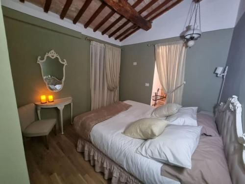 1 dormitorio con cama, mesa y ventana en Vesionica Holiday House, en Civitella Benazzone