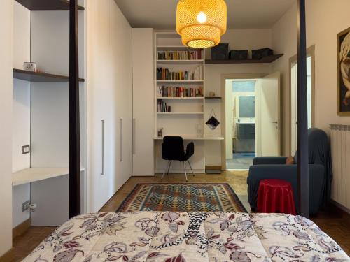 um quarto com uma cama, um sofá e uma cadeira em Cozy Apartment close to Milan Rho Fair MIND em Rho