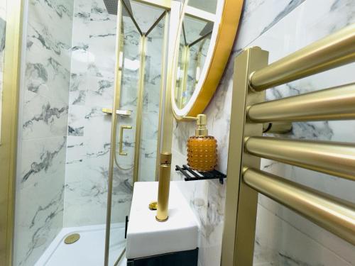 uma casa de banho com um chuveiro, um lavatório e um espelho. em Ensuite Luxury Bedroom In Purfleet em Purfleet