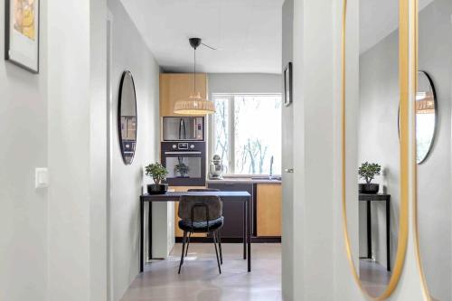 uma cozinha com uma mesa e uma cadeira num quarto em Bright and Beautiful House em Reykjavík