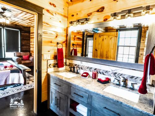 Kopalnica v nastanitvi Private Luxury -Built 2021-3552 sf-6 Bedrooms "Smoky View Mountain Cabin" IDEAL LOCATION-4 Miles to Gatlinburg & Piigeon Forge-Hot tub-Fireplace-King Beds-Deck-Grill-Free Parking for 8 Vehicles-Firepit-Full Kitchen Total Relaxation