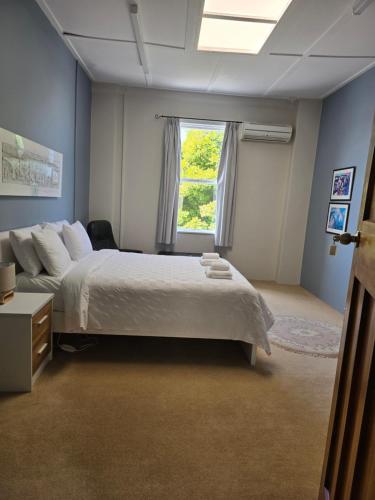 Un dormitorio con una cama grande y una ventana en Royal Accommodation, en Stratford