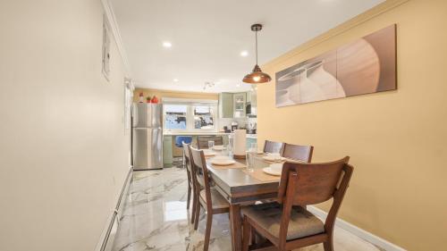The Mod Pad! 15 min from Airport, Free Parking!にあるシーティングエリア