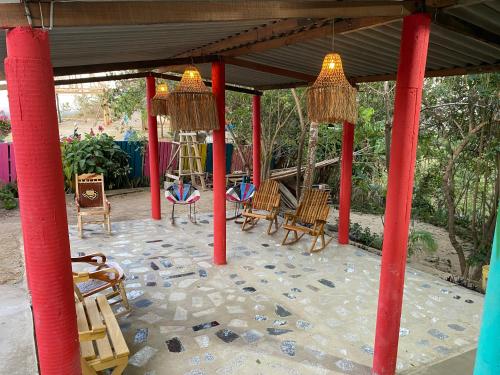 een paviljoen met stoelen en kroonluchters op een patio bij Alojamiento Rural Las Melinas 