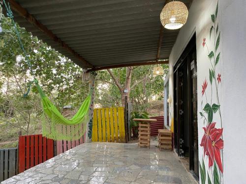 een veranda met een hangmat aan een gebouw bij Alojamiento Rural Las Melinas 
