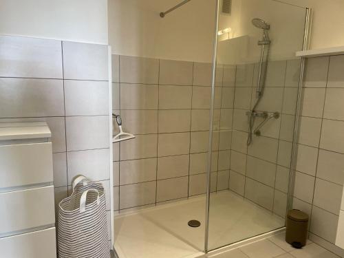 une douche avec une porte vitrée dans une salle de bain dans l'établissement Le Chantilly, à Cagnes-sur-Mer