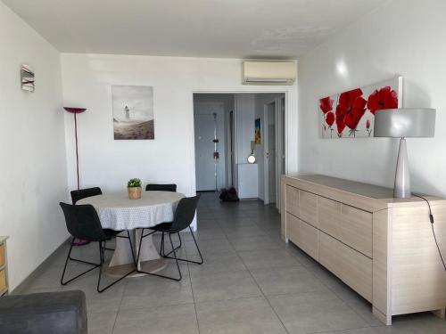 une salle à manger avec une table et des chaises dans une pièce dans l'établissement Le Chantilly, à Cagnes-sur-Mer