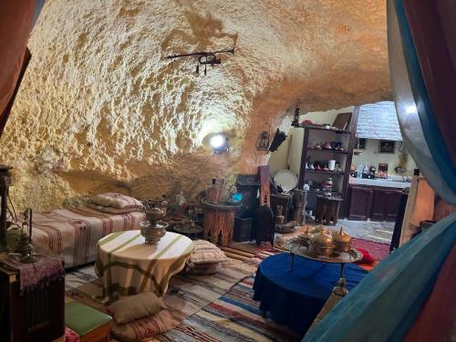 ein Wohnzimmer mit einer Steinmauer in der Unterkunft Grotte Thami in Bhalil