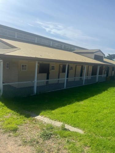 サンベリーにあるCosy homesteadの草原の屋根の黄色い建物