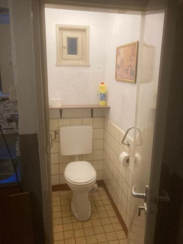 uma casa de banho com WC e uma fotografia na parede em Het werkhuis em Uden