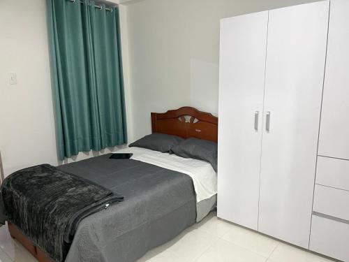 - une chambre avec un lit et une grande fenêtre dans l'établissement Casa de Playa - Cerro Azul, à Cerro Azul