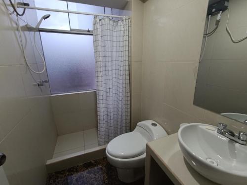ein Bad mit einem WC und einem Waschbecken in der Unterkunft II - Zaguan Aparta Hotel Cusco in Cusco