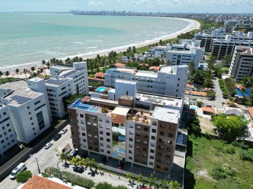an aerial view of a city and the beach at Flat Praiano Aconchegante in Cabedelo